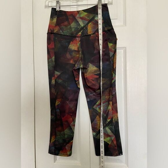 Onzie kaleidoscope print capri leggings size M/L - Picture 8 of 9